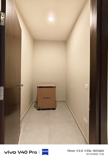 Room in 3.5 BHK Apartment at Sector 82 – for Rent