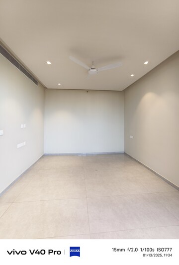 Room in 3.5 BHK Apartment at Sector 82 – for Rent