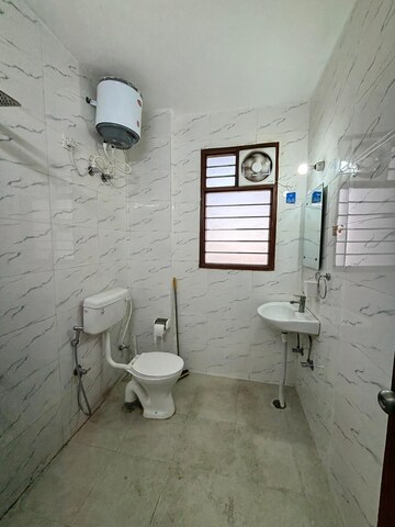 Bathroom in 1 RK Builder Floor at Unitech South City 1, South City 1 – for Rent