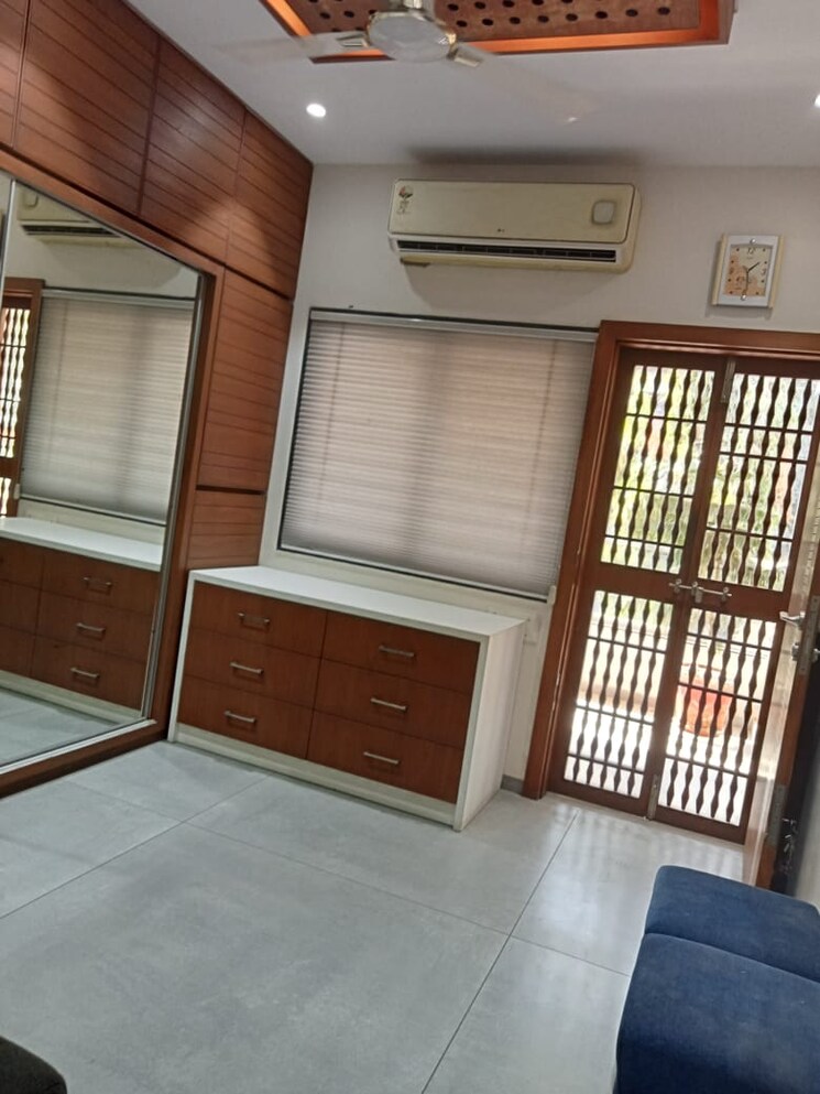 Room, naranpura 3 Bedroom 200 Sq.Yd. Apartment In Naranpura Ahmedabad 8077056