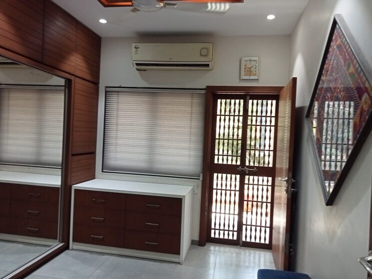 Room, naranpura 3 Bedroom 200 Sq.Yd. Apartment In Naranpura Ahmedabad 8077056