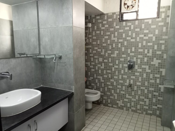 Bathroom, naranpura 3 Bedroom 200 Sq.Yd. Apartment In Naranpura Ahmedabad 8077056