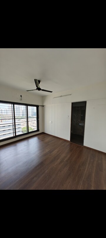Room in 2 BHK Apartment at Shapoorji Pallonji Alpine, Kandivali East – for Rent