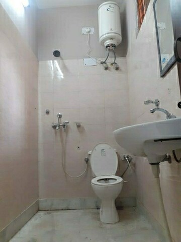 Bathroom in 2.5 BHK Builder Floor at SS The Lilac, Sector 49 – for Rent