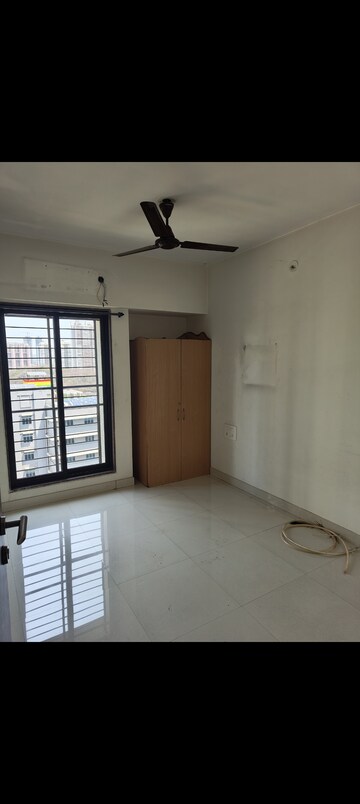 Room in 2 BHK Apartment at Shapoorji Pallonji Alpine, Kandivali East – for Rent
