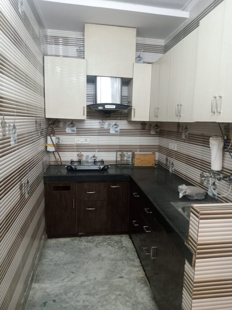 Kitchen, paschim vihar 2.5 Bedroom 80 Sq.Yd. Apartment In Paschim Vihar Delhi 8077092