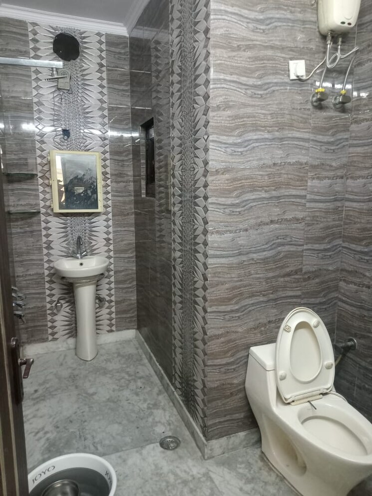 Bathroom, paschim vihar 2.5 Bedroom 80 Sq.Yd. Apartment In Paschim Vihar Delhi 8077092