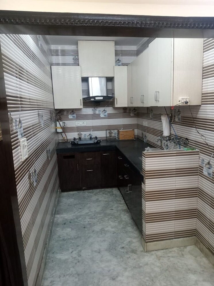 Kitchen, paschim vihar 2.5 Bedroom 80 Sq.Yd. Apartment In Paschim Vihar Delhi 8077092