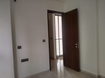 Room in 6 BHK Apartment at Khar West – for Sale