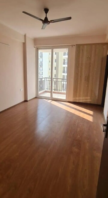 Room in 3 BHK Apartment at Amrapali Golf Homes, Sector 4, Greater Noida – for Rent
