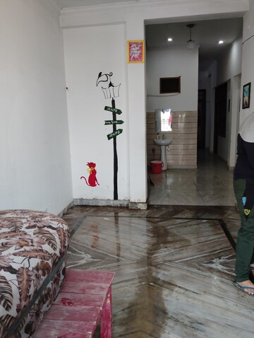 Room in 6+ BHK Independent House at Jankipuram Extension – for Sale