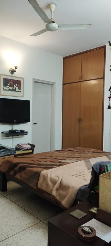 Furnished Amenities in 3 BHK Builder Floor at Unitech South City II, Sector 50 – for Rent