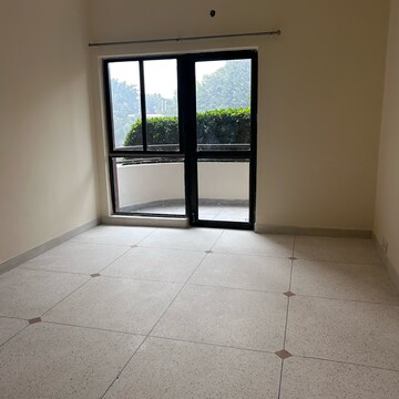 Room in 3.5 BHK Apartment at Unitech Palms, South City 1 – for Rent