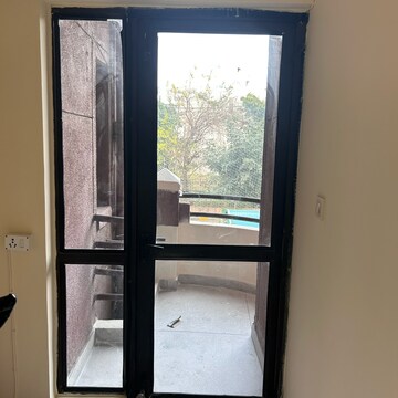 Room in 3.5 BHK Apartment at Unitech Palms, South City 1 – for Rent