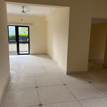 Room in 3.5 BHK Apartment at Unitech Palms, South City 1 – for Rent