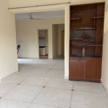 Room in 3.5 BHK Apartment at Unitech Palms, South City 1 – for Rent
