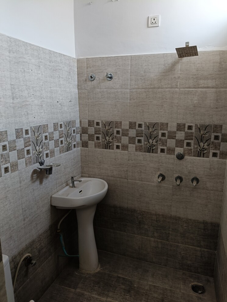 Bathroom, dhakoli village 2 Bedroom 900 Sq.Ft. Builder Floor In Dhakoli Village Zirakpur 8077493