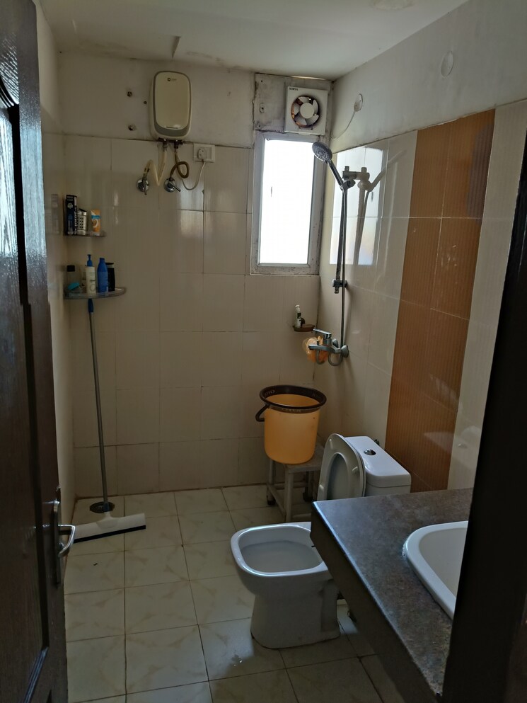 Bathroom, sushma-urban-views 3 Bedroom 1850 Sq.Ft. Apartment In Ghazipur Zirakpur 8077504