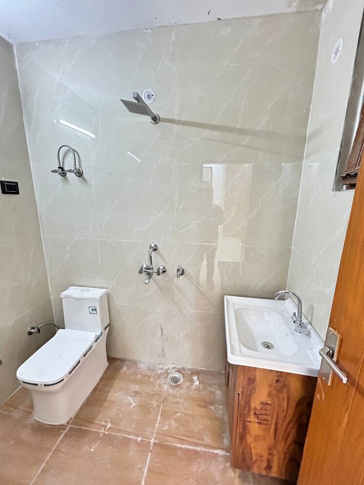 Bathroom, sector 42 3 Bedroom 1670 Sq.Ft. Builder Floor In Sector 42 Faridabad 8077882