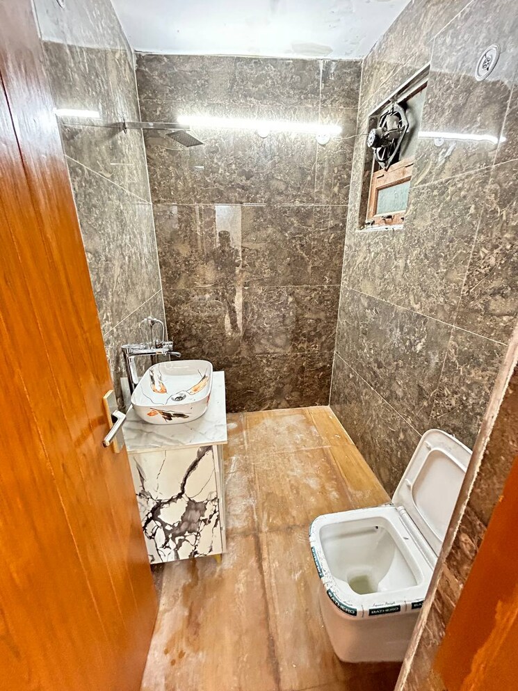 Bathroom, sector 42 3 Bedroom 1670 Sq.Ft. Builder Floor In Sector 42 Faridabad 8077882
