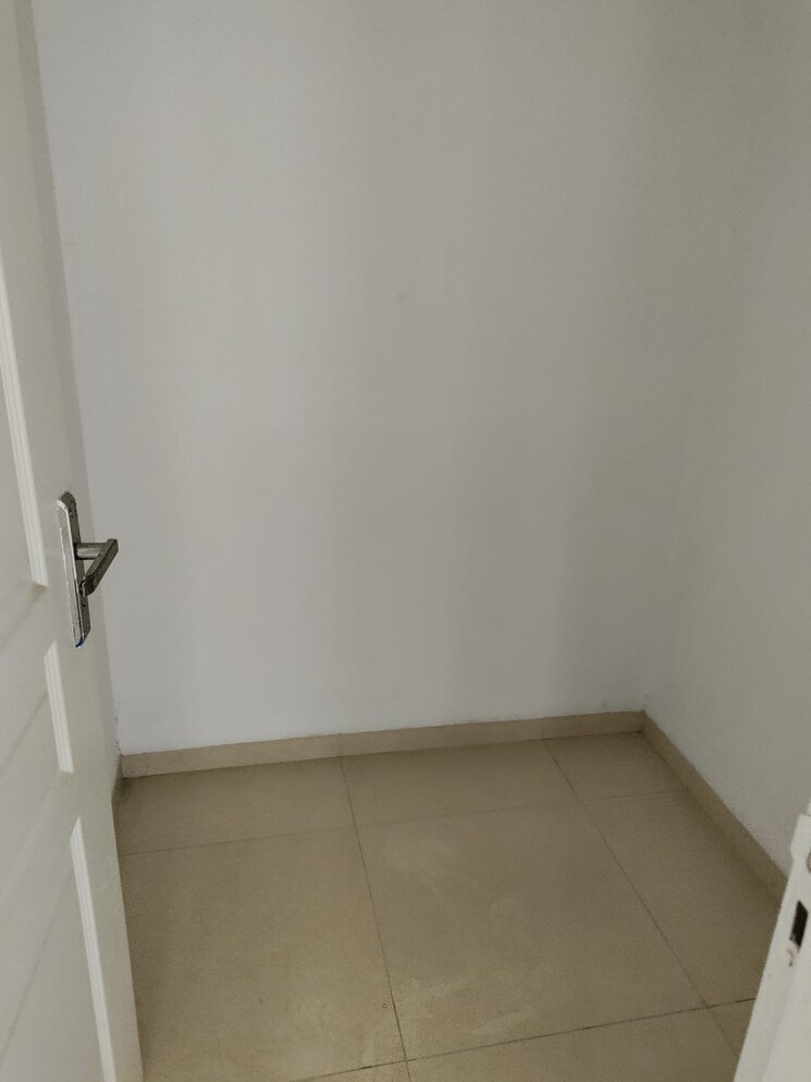 Room, international airport road 2 Bedroom 1350 Sq.Ft. Apartment In International Airport Road Zirakpur 8078333