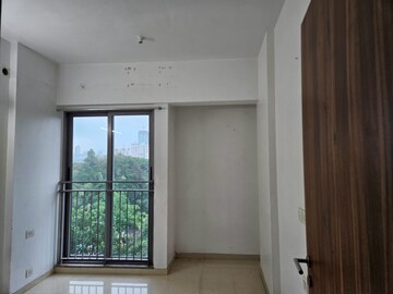 Room in 2 BHK Apartment at Kalpataru Parkcity Sunrise B, Kolshet Road – for Sale