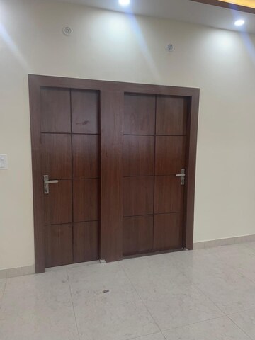 Room in 3 BHK Apartment at Mahagun Moderne, Sector 78 – for Rent
