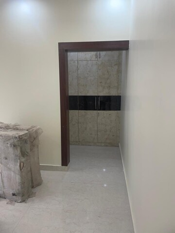 Room in 3 BHK Apartment at Mahagun Moderne, Sector 78 – for Rent