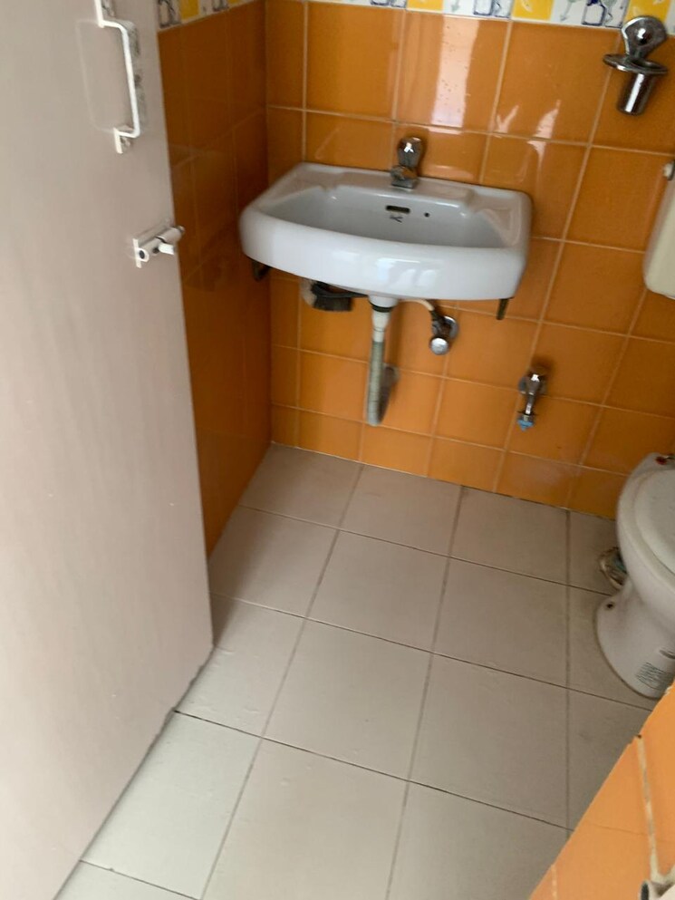 Bathroom, oxford-blues 1 Bedroom 555 Sq.Ft. Apartment In Wanowrie Pune 8078629