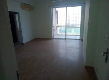 Room in 4 BHK Apartment at DLF The Pinnacle, Dlf Phase V – for Rent