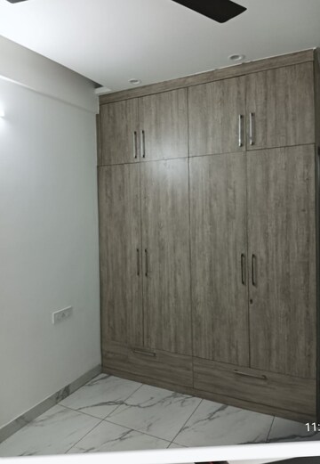 Room in 3 BHK Builder Floor at Penta Homes, Vip Road – for Rent