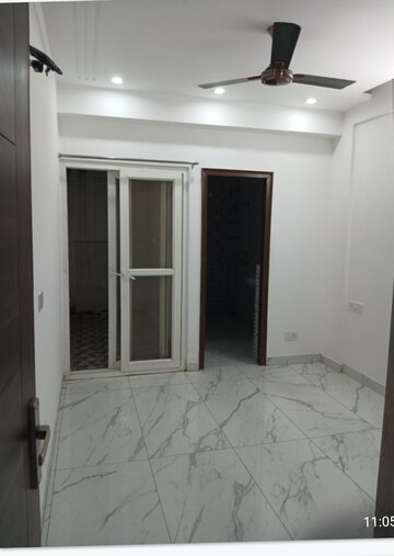 Room in 3 BHK Builder Floor at Penta Homes, Vip Road – for Rent