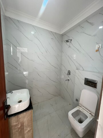 Bathroom in 1 BHK Builder Floor at Sector 30 – for Rent