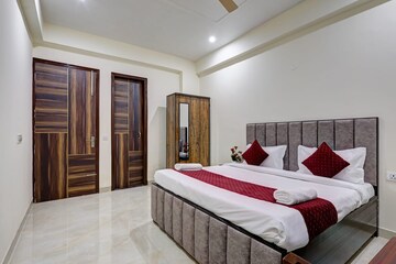 Bedroom in 1 BHK Builder Floor at Sector 55 – for Rent