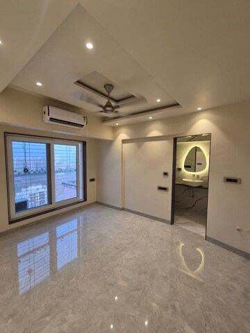 Room in 5 BHK Apartment at Bhumiraj Hermitage, Sanpada – for Sale