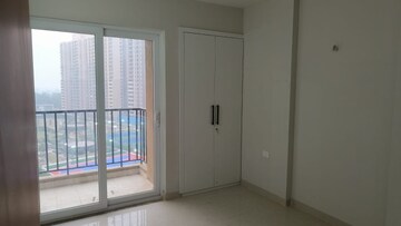 Room in 2 BHK Apartment at Tata Eureka Park, Sector 150 – for Rent
