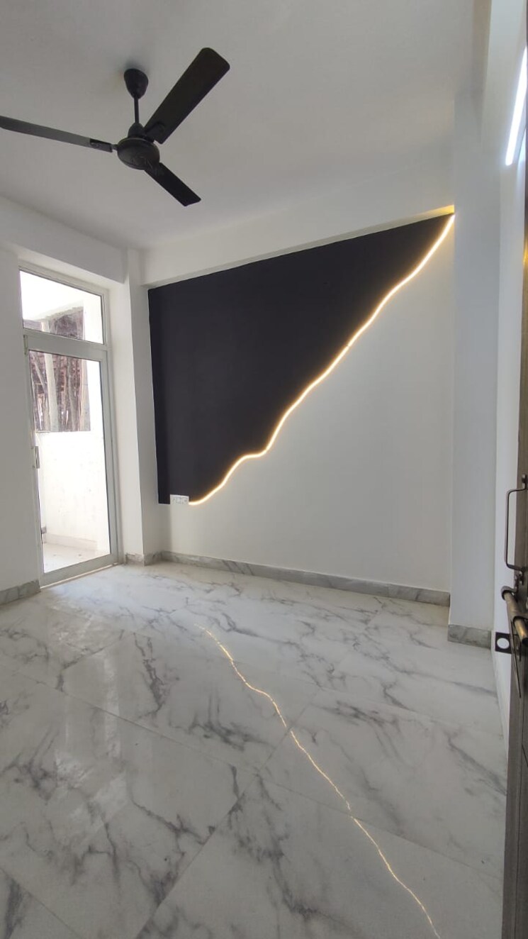 Room, sector 73 3 Bedroom 1250 Sq.Ft. Builder Floor In Sector 73 Noida 8079138