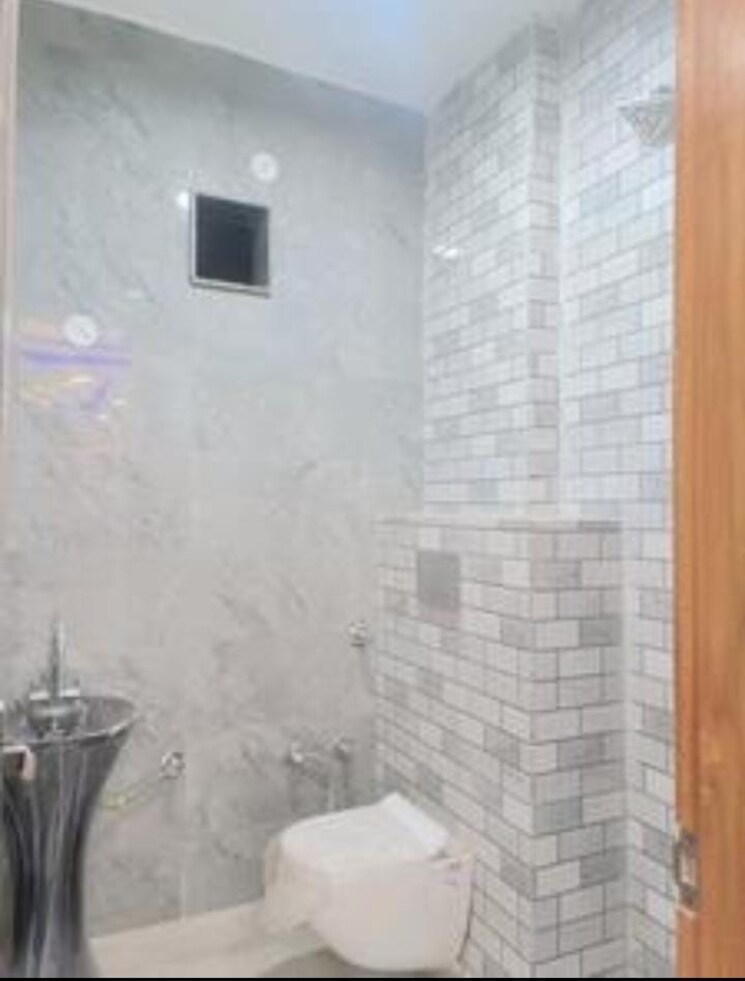 Bathroom, geeta colony 4 Bedroom 160 Sq.Ft. Penthouse In Geeta Colony Delhi 8079183