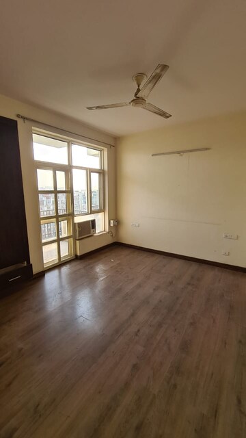 Room in 2 BHK Apartment at Sushma Green vista, Ghazipur – for Rent