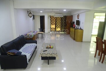 Living Room in 4 BHK Apartment at Kamala Khandelwal Apartments, Khar West – for Sale