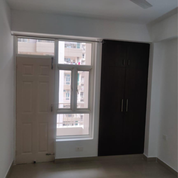 Room in 2.5 BHK Apartment at Supertech Crown Town, Sector 74 – for Rent
