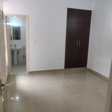 Room in 2.5 BHK Apartment at Supertech Crown Town, Sector 74 – for Rent