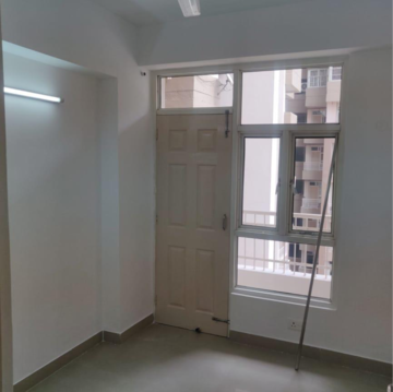 Room in 2.5 BHK Apartment at Supertech Crown Town, Sector 74 – for Rent