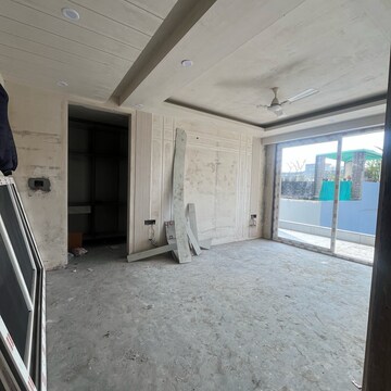 Parking in 4 BHK Builder Floor at Chattarpur – for Sale