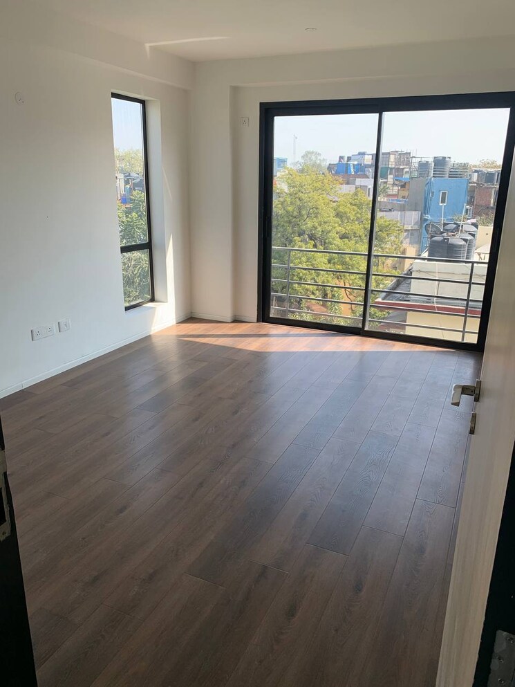 Room, defence colony 3 Bedroom 224 Sq.Yd. Independent House In Defence Colony Delhi 8079537