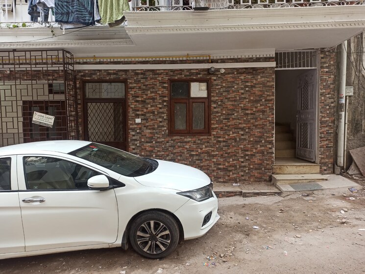  Parking, freedom fighters enclave 3 Bedroom 1350 Sq.Ft. Builder Floor In Freedom Fighters Enclave Delhi 8079703