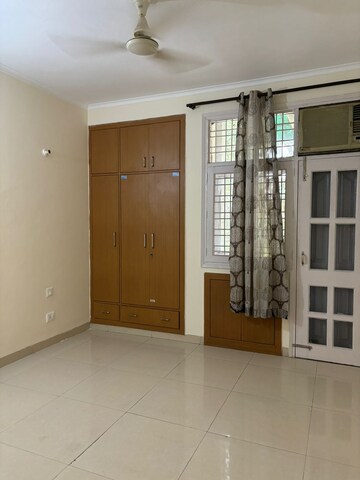 Room in 3 BHK Builder Floor at Sector 57 – for Rent