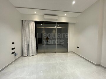 Room in 4 BHK Apartment at Bandra West – for Rent