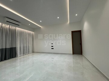 Room in 4 BHK Apartment at Bandra West – for Rent