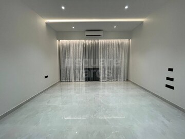 Room in 4 BHK Apartment at Bandra West – for Rent